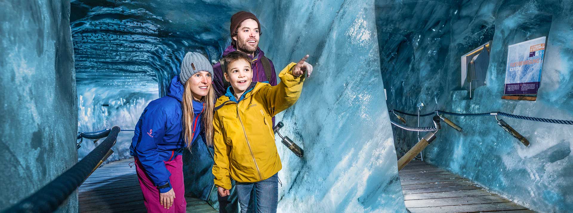 Familienurlaub im Neustift - Besondere Einblicke in der Eishöhle am Stubaier Gletscher